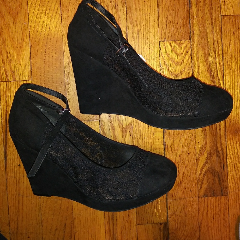 BLACK LACE WEDGE SHOE